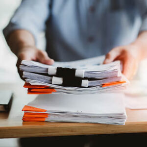 Zdjęcie pracownika układającego dokumenty